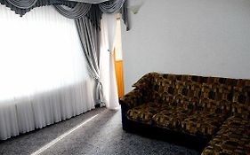 Apartment On Prospekt Kirova з окремими кімнатами та балконом